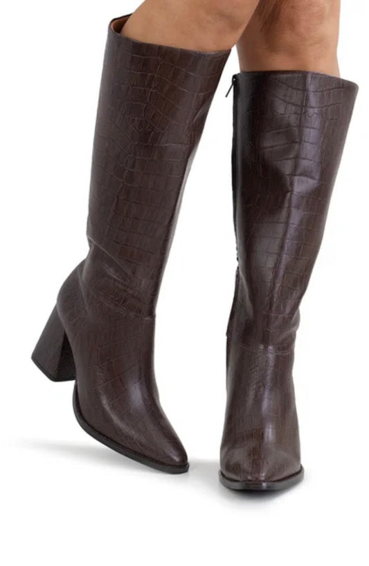 Lia Line Knee-High Boots for Women | Modern Brazilian Leather Style